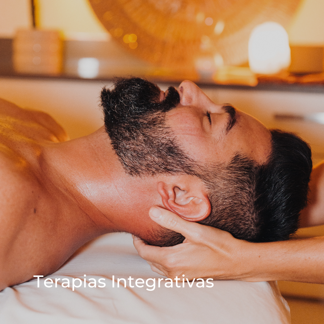 Homem a receber uma massagem terapêutica de cabeça e pescoço numa sala de terapias integrativas