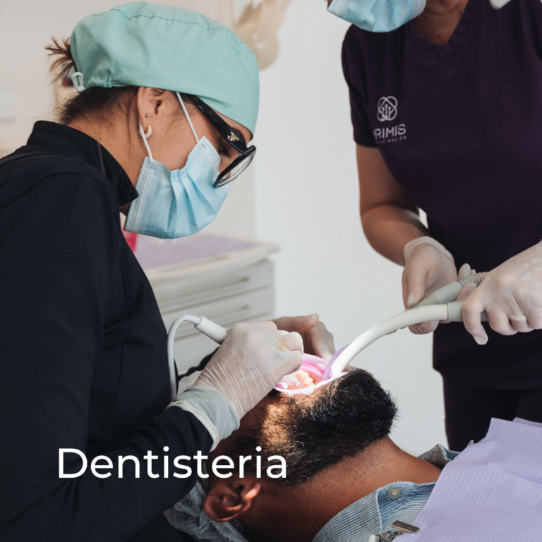 Médica dentista e assistente da Primis durante um tratamento de dentisteria