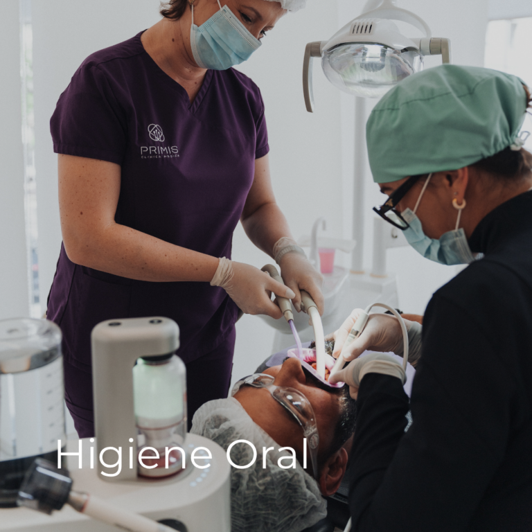 Duas profissionais da Primis a realizar uma sessão de higiene oral a um paciente
